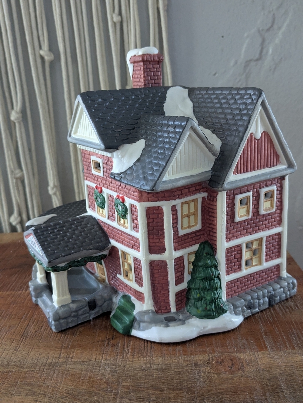 Dickens Collectables Porcelain Lighted House - The Inn - Christmas Village - Picture 4 of 8